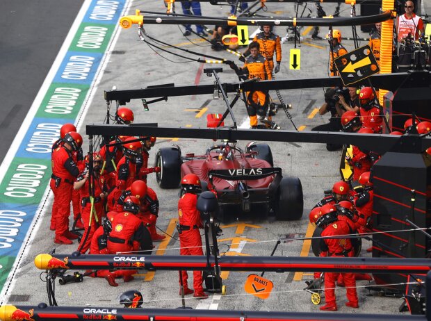 Carlos Sainz (Ferrari F1-75) legt beim Formel-1-Rennen in Zandvoort 2022 einen Boxenstopp ein