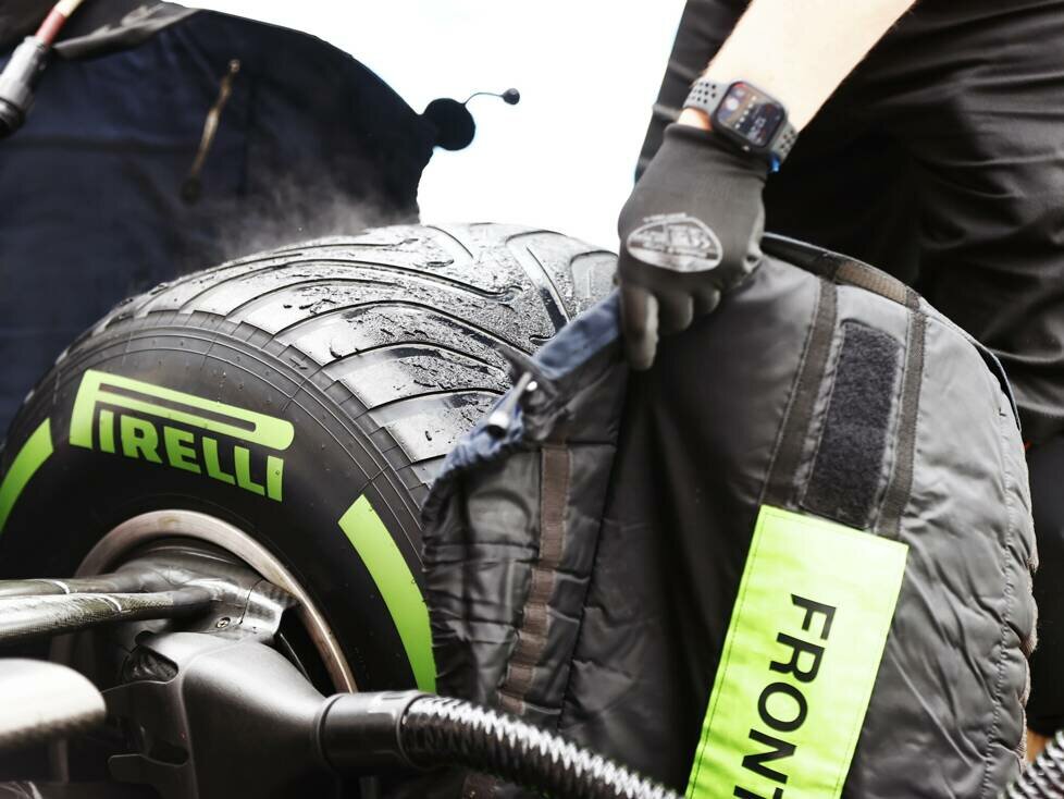Pirelli-Intermediate-Reifen in einer Reifenheizdecke