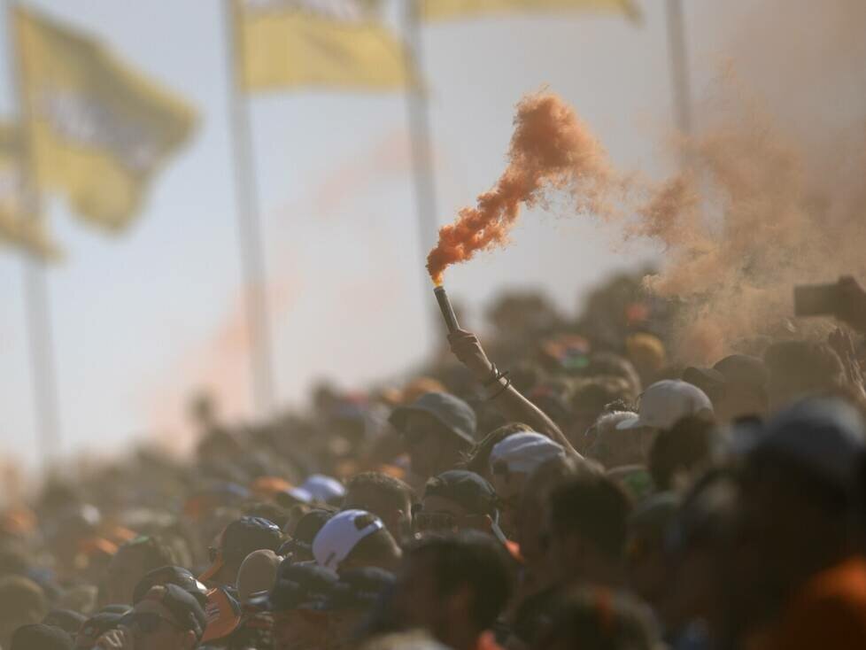 Fans mit Leuchtfackeln an der Formel-1-Rennstrecke in Zandvoort