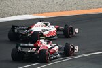 Guanyu Zhou (Alfa Romeo) und Kevin Magnussen (Haas) 