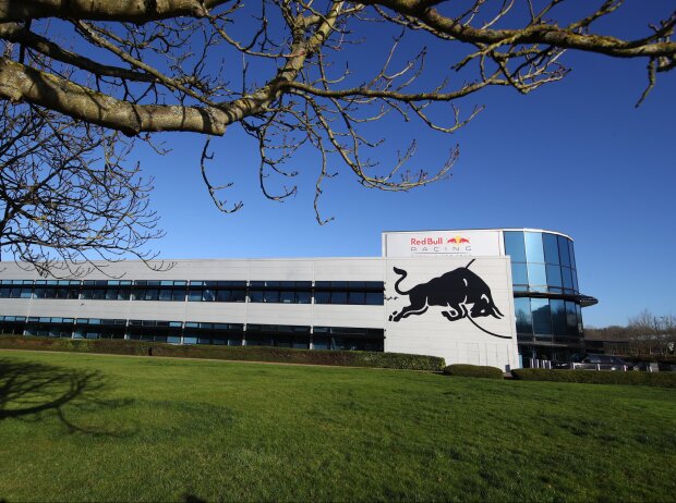Titel-Bild zur News: Red-Bull-Fabrik in Milton Keynes