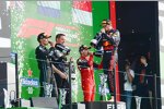 Max Verstappen (Red Bull), Nicholas Latifi (Williams), George Russell (Mercedes) und Jos Verstappen 