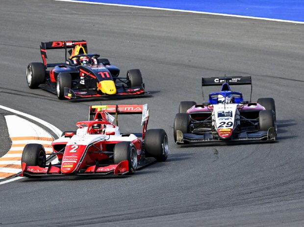 Formel-3-Fahrzeuge beim Rennen in Zandvoort 2021