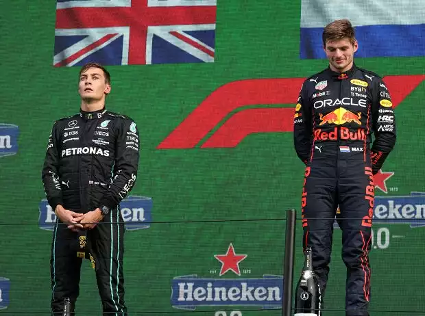 Titel-Bild zur News: George Russell (Mercedes) und Max Verstappen (Red Bull) bei der Siegerehrung des Formel-1-Rennens in Zandvoort 2022