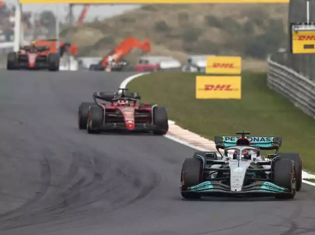 George Russell (Mercedes W13) vor Charles Leclerc (Ferrari F1-75) beim Formel-1-Rennen in den Niederlanden 2022 Titel-Bild zur News: George Russell (Mercedes W13) vor Charles Leclerc (Ferrari F1-75) beim Formel-1-Rennen in den Niederlanden 2022
