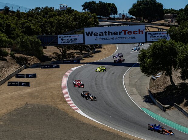 Titel-Bild zur News: IndyCar-Action auf dem Laguna Seca Raceway