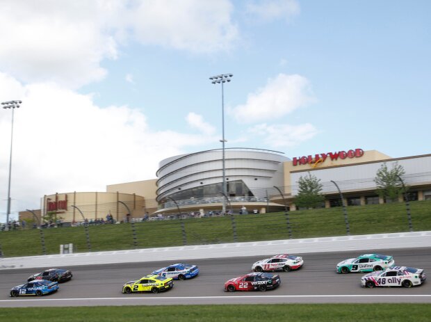 Titel-Bild zur News: NASCAR-Action auf dem Kansas Speedway in Kansas City