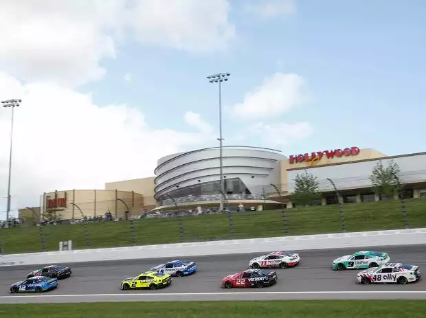 NASCAR-Action auf dem Kansas Speedway in Kansas City Titel-Bild zur News: NASCAR-Action auf dem Kansas Speedway in Kansas City