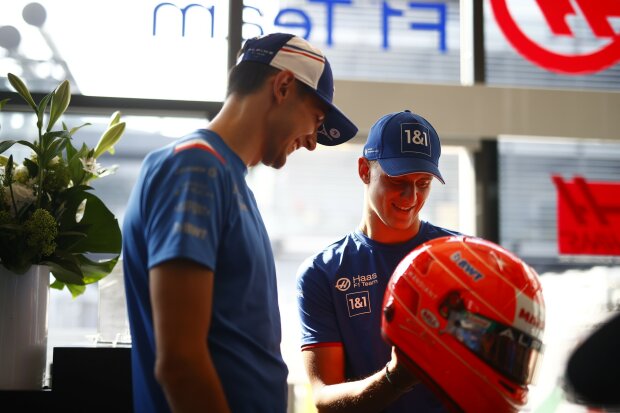 Mick Schumacher Haas Haas F1 ~Mick Schumacher (Haas) mit Esteban Ocon (Alpine)~ Mick Schumacher Haas Haas F1 ~Mick Schumacher (Haas) mit Esteban Ocon (Alpine)~