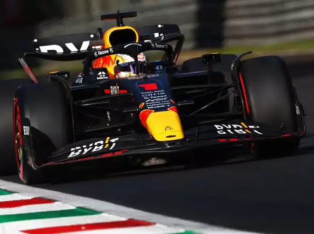 Max Verstappen im Red Bull RB18 im Training in Monza 2022 Titel-Bild zur News: Max Verstappen im Red Bull RB18 im Training in Monza 2022