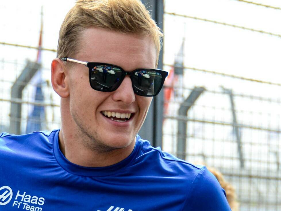 Mick Schumacher mit Sonnenbrille in der Boxengasse in Zandvoort 2022