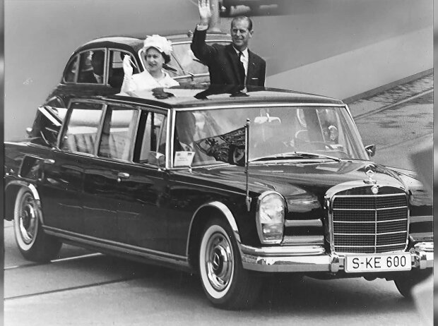 Titel-Bild zur News: Mercedes-Benz Typ 600 (Baureihe W 100, 1964 bis 1981). Queen Elizabeth II. und Prinz Philip beim Staatsbesuch 1965 in München in einem Pullman-Landaulet
