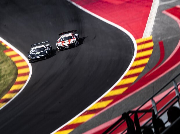 Titel-Bild zur News: Nick Cassidy und Rene Rast duellieren sich in Eau Rouge beim DTM-Sonntagsrennen in Spa-Francorchamps 2022