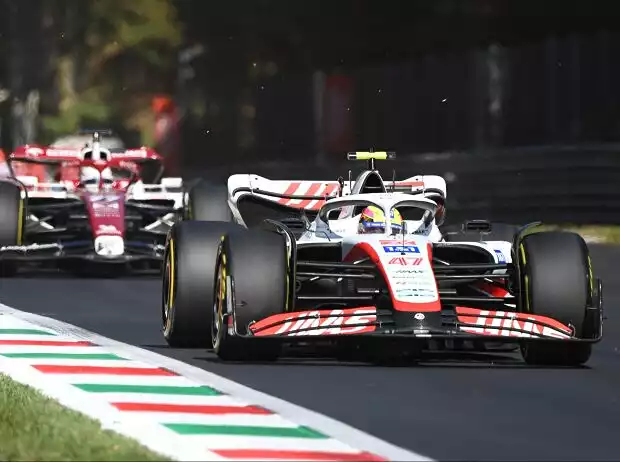 Mick Schumacher im Haas VF-22 vor Valtteri Bottas im Alfa Romeo C42 Titel-Bild zur News: Mick Schumacher im Haas VF-22 vor Valtteri Bottas im Alfa Romeo C42