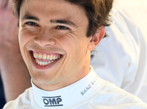 Titel-Bild zur News: Nyck de Vries lacht in der Williams-Box nach dem Qualifying in Monza