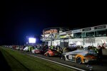 Nächtlicher Parc ferme auf der Start-Ziel-Geraden