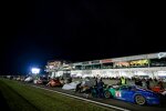 Nächtlicher Parc ferme auf der Start-Ziel-Geraden