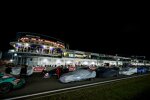 Nächtlicher Parc ferme auf der Start-Ziel-Geraden