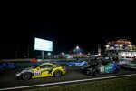 Nächtlicher Parc ferme auf der Start-Ziel-Geraden