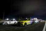 Nächtlicher Parc ferme auf der Start-Ziel-Geraden