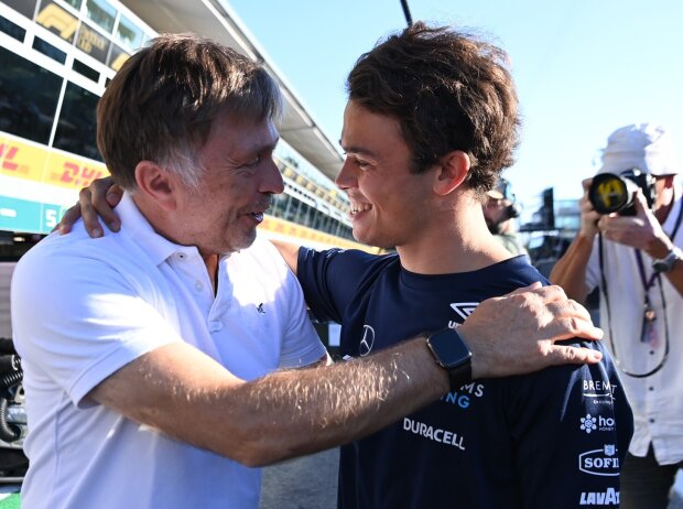 Williams-Teamchef Jost Capito mit Nyck de Vries nach dem Rennen in Monza