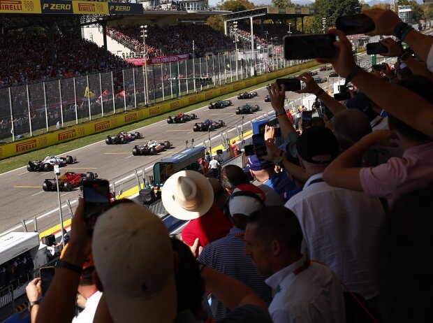 Titel-Bild zur News: Fans verfolgen den Start zum Italien-Grand-Prix 2022 in Monza