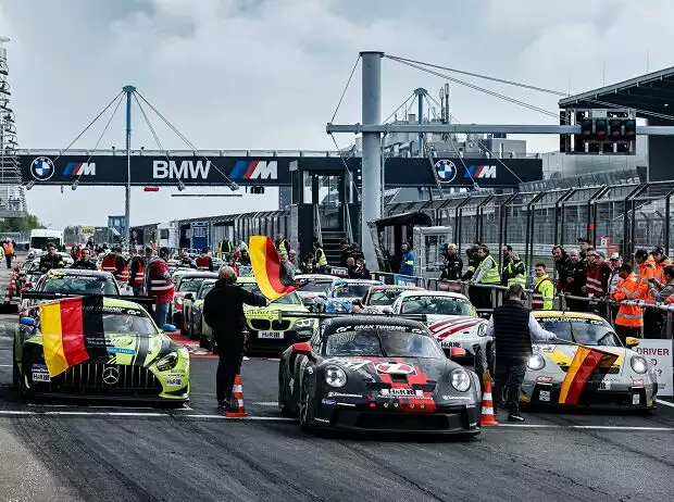 Restart bei den 12h Nürburgring: Einige Teams wie der schwarze Porsche rannten in eine Falle Titel-Bild zur News: Restart bei den 12h Nürburgring: Einige Teams wie der schwarze Porsche rannten in eine Falle