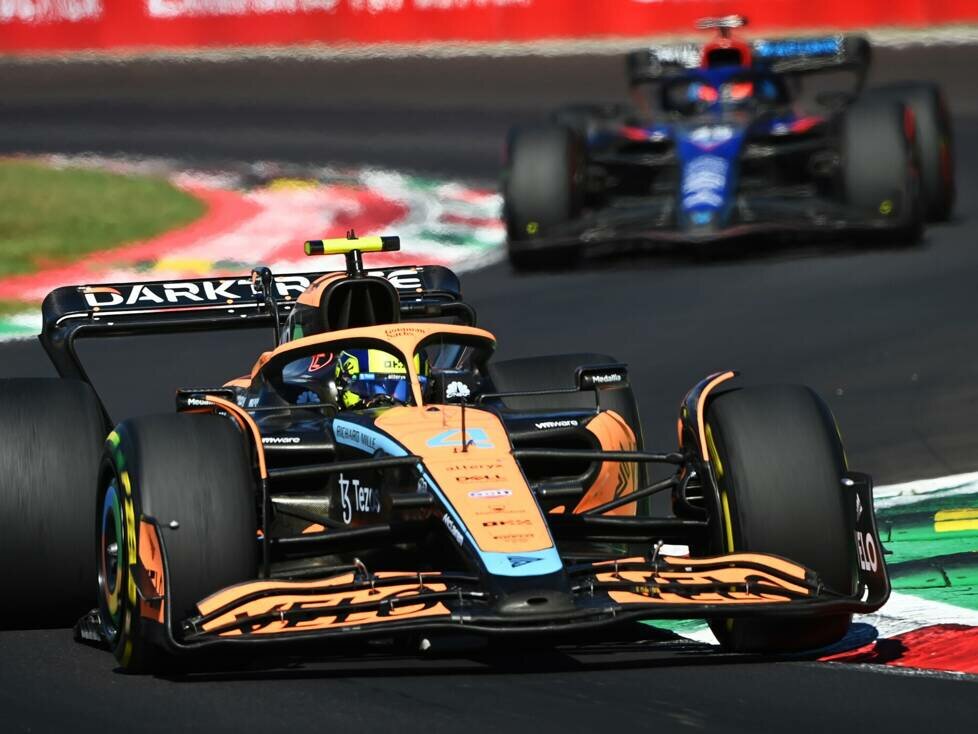 Lando Norris im McLaren MCL36 vor Nyck de Vries im Williams FW44 in Monza 2022