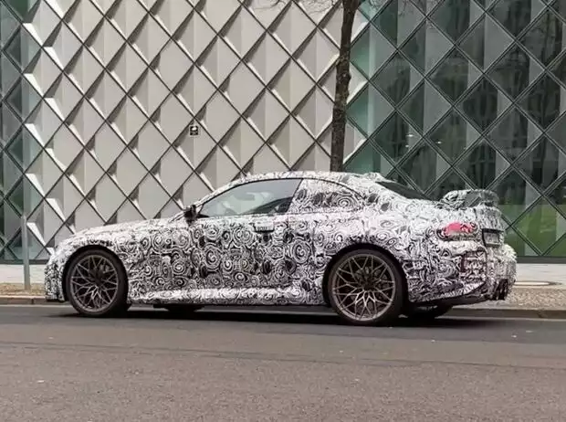 BMW M2 G87 (2023) Teaser Titel-Bild zur News: BMW M2 G87 (2023) Teaser