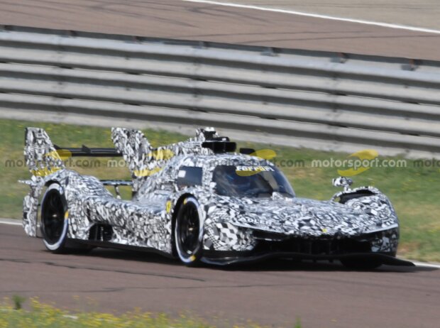 Titel-Bild zur News: LMH-Auto von Ferrari beim Roll-out in Fiorano