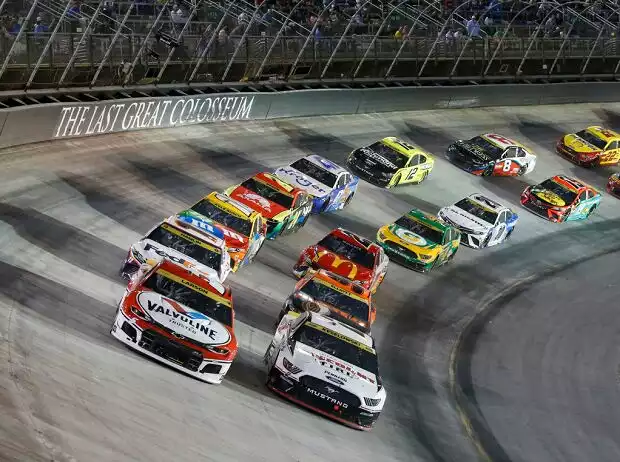 NASCAR-Action auf dem Bristol Motor Speedway Titel-Bild zur News: NASCAR-Action auf dem Bristol Motor Speedway