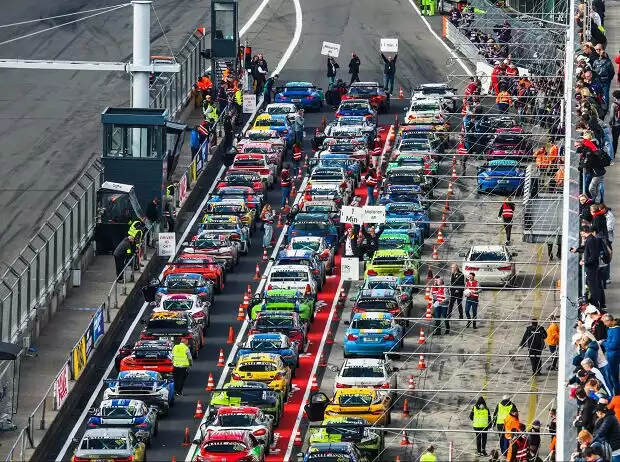 Das Restart-Prozedere der 12h Nürburgring wird detailliert analysiert werden Titel-Bild zur News: Das Restart-Prozedere der 12h Nürburgring wird detailliert analysiert werden