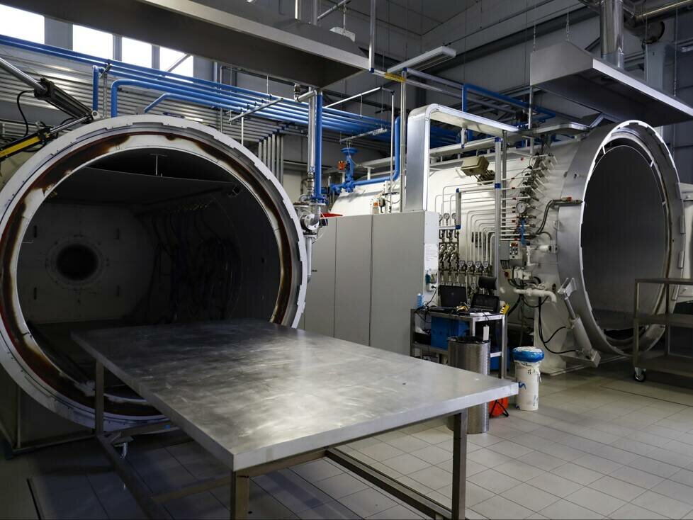 Autoklaven in der AlphaTauri-Fabrik in Faenza