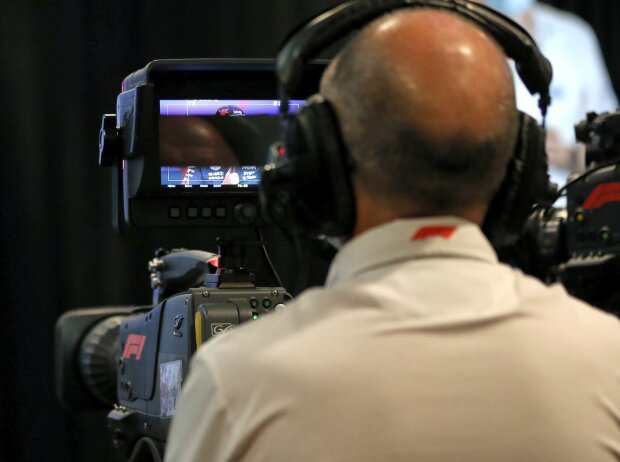 TV-Übertragung einer Formel-1-Pressekonferenz TV-Übertragung einer Formel-1-Pressekonferenz