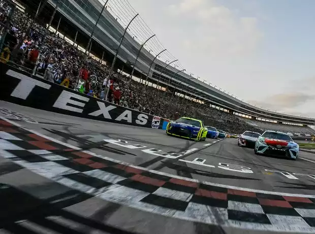 NASCAR-Action auf dem Texas Motor Speedway in Fort Worth Titel-Bild zur News: NASCAR-Action auf dem Texas Motor Speedway in Fort Worth