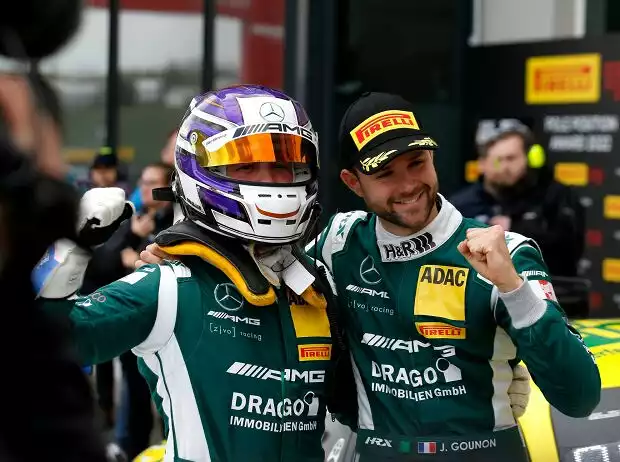 Jules Gounon (rechts, hier mit seinem Teamkollegen Fabian Schiller) kann am Sachsenring starten Titel-Bild zur News: Jules Gounon (rechts, hier mit seinem Teamkollegen Fabian Schiller) kann am Sachsenring starten