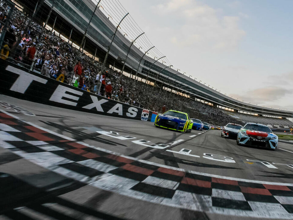 NASCAR-Action auf dem Texas Motor Speedway in Fort Worth