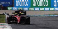 Charles Leclerc (Ferrari F1-75) vor Max Verstappen (Red Bull RB18) beim Formel-1-Rennen in Monza 2022