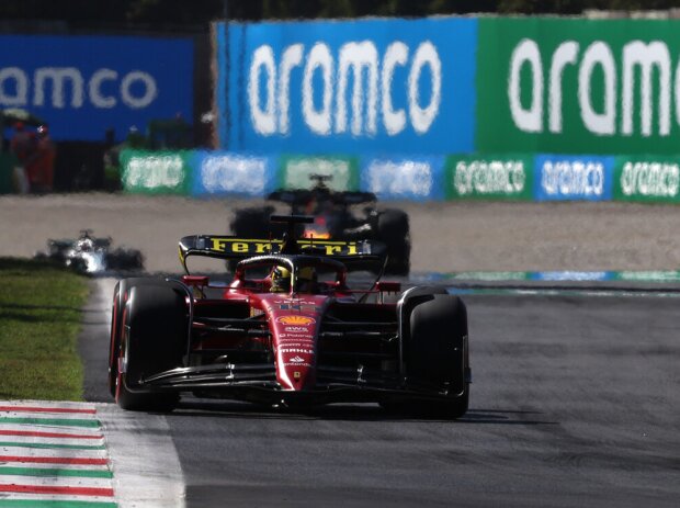 Charles Leclerc (Ferrari F1-75) vor Max Verstappen (Red Bull RB18) beim Formel-1-Rennen in Monza 2022