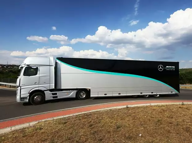 LKW des Mercedes-Formel-1-Teams mit Biobenzin Titel-Bild zur News: LKW des Mercedes-Formel-1-Teams mit Biobenzin