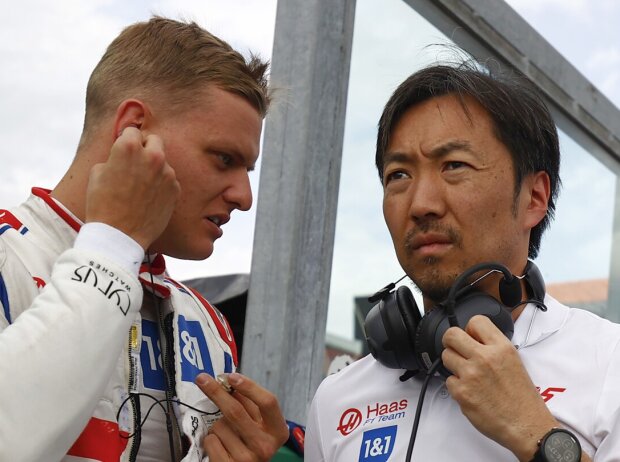 Titel-Bild zur News: Mick Schumacher mit Ayao Komatsu, dem leitenden Renningenieur des Haas-Formel-1-Teams