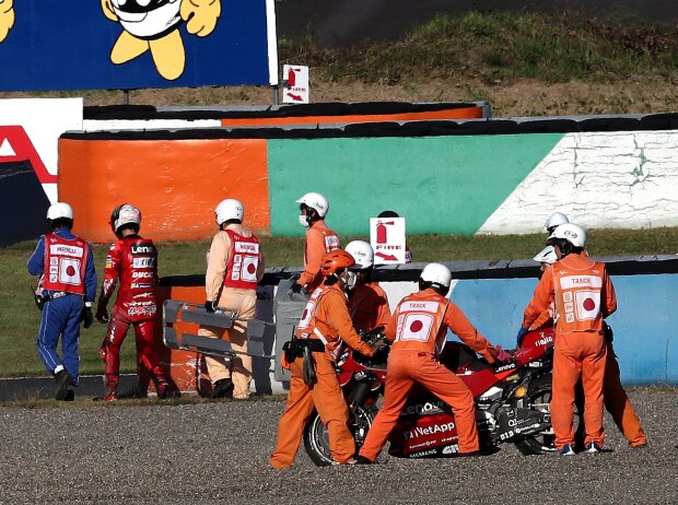 Titel-Bild zur News: Francesco Bagnaia stürzt in der letzten Runde des MotoGP-Rennens in Motegi (Japan)