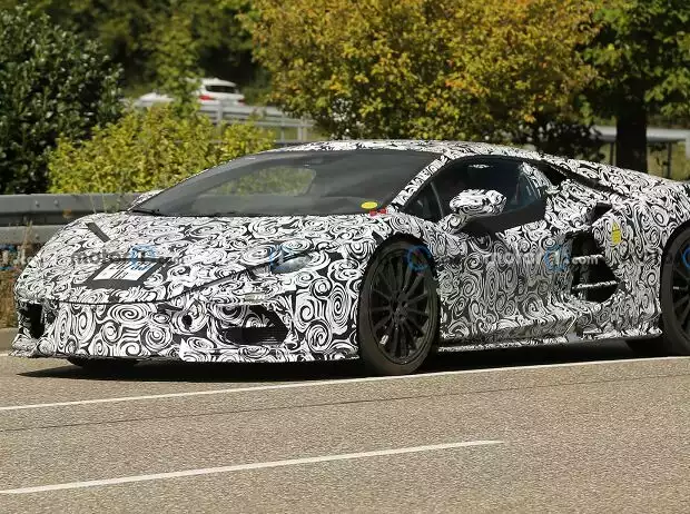 Lamborghini V12 Supercar (2023) Erlkönig Titel-Bild zur News: Lamborghini V12 Supercar (2023) Erlkönig