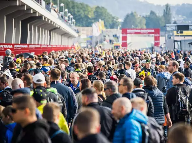Das ADAC GT Masters stellte auch am Sachsenring einen Zuschauerrekord auf Titel-Bild zur News: Das ADAC GT Masters stellte auch am Sachsenring einen Zuschauerrekord auf