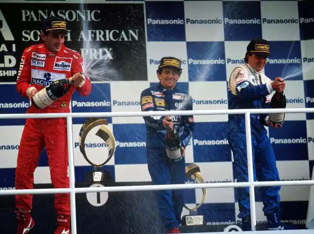 Kyalami (Südafrika) 1993: Ayrton Senna, Alain Prost und Mark Blundell auf dem Podium Titel-Bild zur News: Kyalami (Südafrika) 1993: Ayrton Senna, Alain Prost und Mark Blundell auf dem Podium