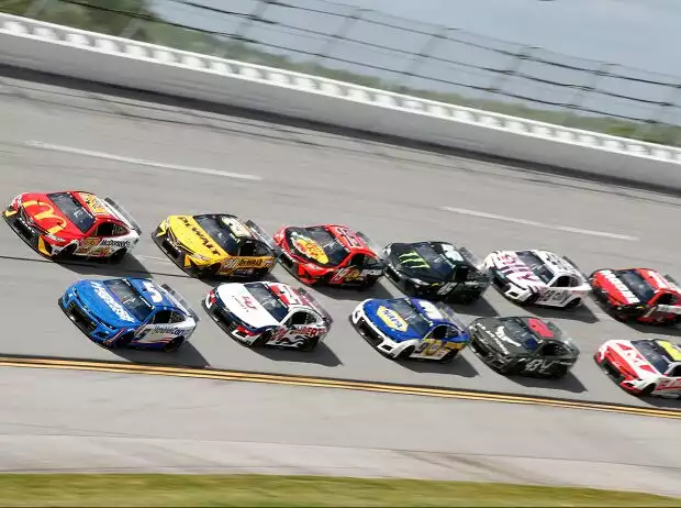 NASCAR-Action auf dem Talladega Superspeedway Titel-Bild zur News: NASCAR-Action auf dem Talladega Superspeedway