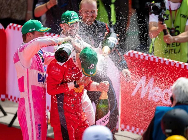 Titel-Bild zur News: Champagnerdusche für Championship-Leader Sheldon van der Linde