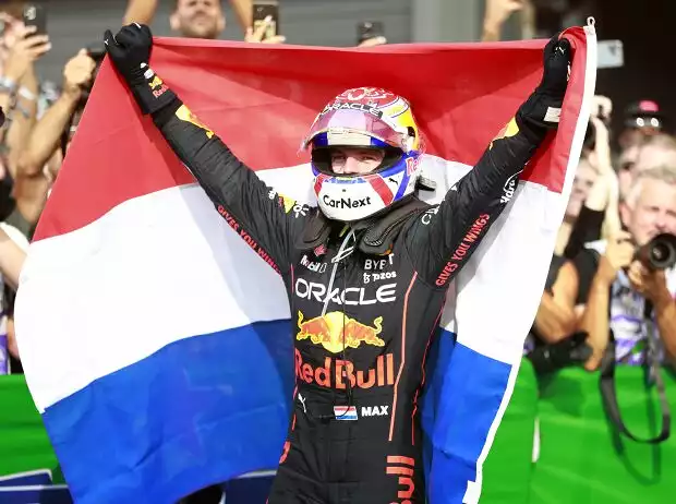 Titel-Bild zur News: Max Verstappen (Red Bull) feiert den Sieg beim Formel-1-Rennen in Zandvoort 2022