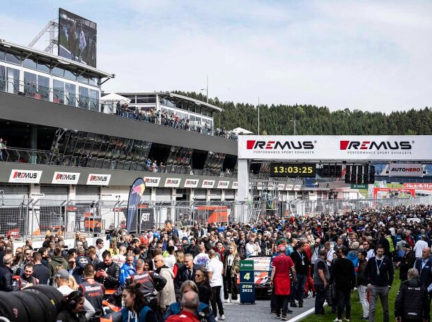 Fans beim Pitwalk bei der DTM Red Bull Ring powered by REMUS