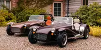 Bild zum Inhalt: Caterham Super Seven 600 und 2000 debütieren im Stil der 1970er
